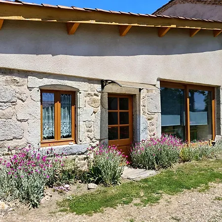 Maison Au Calme, A La Campagne, Avec Une Vue Magnifique Sur Le Chateau De Mauzun Et La Chaine Des Puys Trezioux