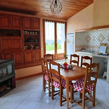 度假居 Maison Au Calme, A La Campagne, Avec Une Vue Magnifique Sur Le Chateau De Mauzun Et La Chaine Des Puys *