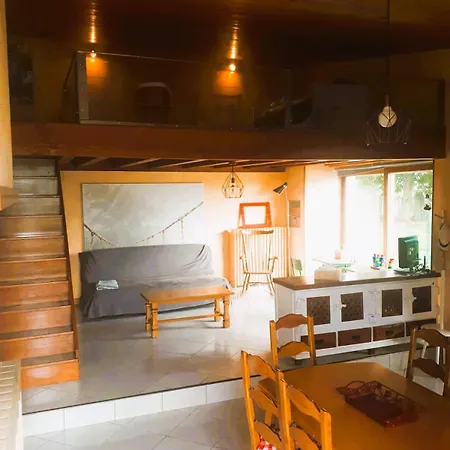Maison Au Calme, A La Campagne, Avec Vue Magnifique Sur Le Chateau De Mauzun Et La Chaine Des Puys *