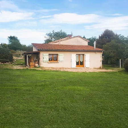 Maison Au Calme, A La Campagne, Avec Vue Magnifique Sur Le Chateau De Mauzun Et La Chaine Des Puys *